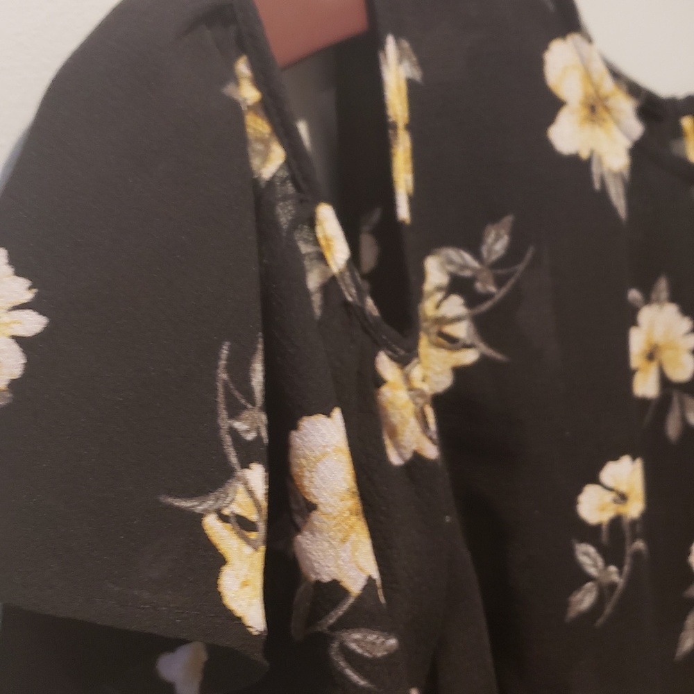 Violets & Roses Emberly Cold Shoulder Top - Picture 4 of 5